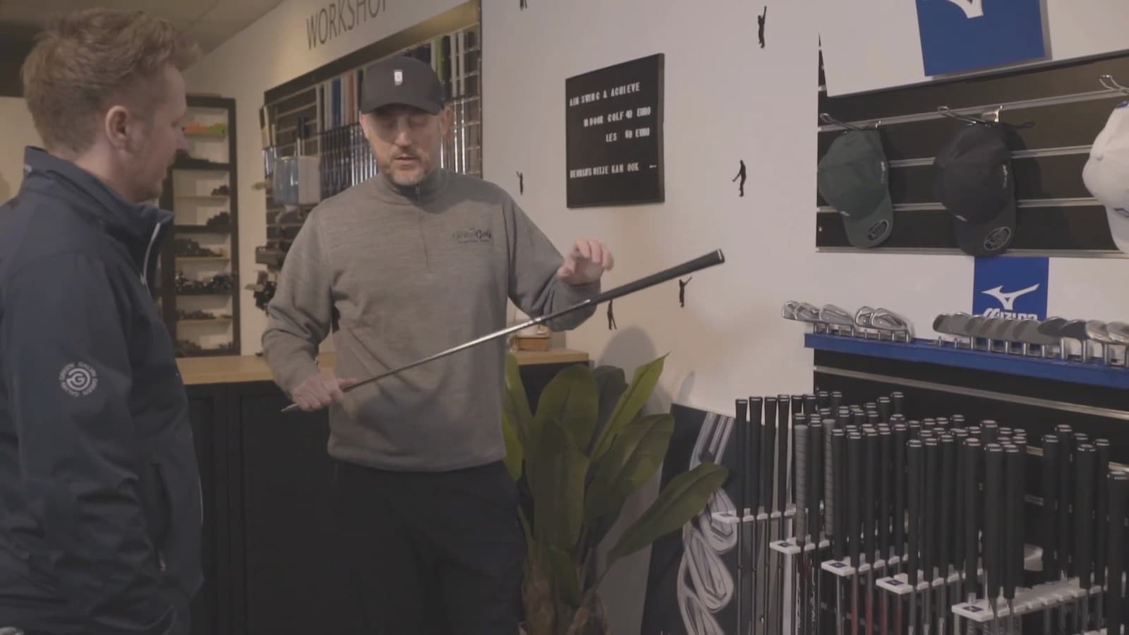 Advies over golfclubs in de winkel van Van Ginkel Golf