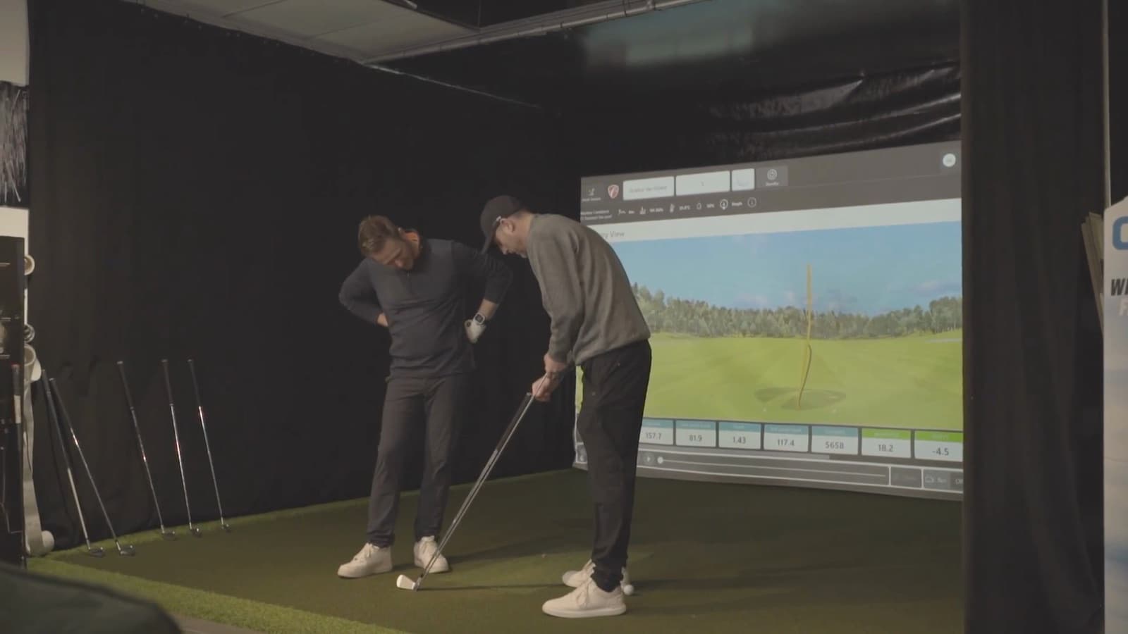 Clubfitting in de slagkooi van Van Ginkel Golf, met TrackMan-data op het scherm